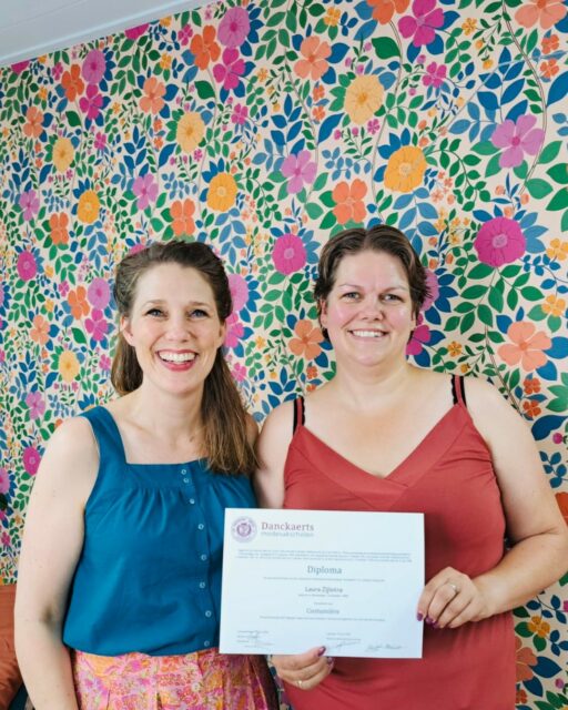 Een happy Costumière en een vet trotse juf! Gefeliciteerd @lpots85 🥳
@danckaertsmodevakscholen 

#danckaerts #modevakschool #costumiere #costumier #costumiereinopleiding #modemaken #modeopleiding #lerennaaien #modeontwerpen #fashiondesign #naailes #naaicursus #onlinenaailes #onlinenaaicursus #oplesbijstudiodotter #lerennaaien #naaienvoorbeginners #naaienvoorgevorderden #naaienisleuk #hobby
#sewsewsew #sewersofinstagram #sysysy #nahenmachtglucklich #creatief #kraamkado #naaienvoorbabies #naaimachine #knutselen