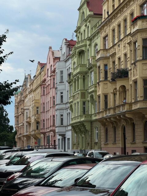Zomervakantiefoto dump alert! 🚨
1.	Welkom in Praha!
2.	🤩 met de geluksblouse van @loesnobbe doen alsof je nog in 6vwo zit 
3.	Tourist trap! #chimneycake
4.	Knusheid in Oost-Tsjechië
5.	Zmzrlina
6.	Ook Typisch Tsjechisch; schoonheid was soms ver te zoeken
7.	😊bij @caffe.113 
8.	Lekker opstaan met koffie van Ennea @jesennea 
9.	In Tsjechië waren ze hier heel blij mee
10.	Met m’n #siennatop van @notches_patterns in Mariánské Lázně
11.	Tsjechische appeltaart. Recept geen aanrader 🙋🏻‍♀️
12.	Vakantieafsluitter: Pivo bij @meadowdeventer met @willemwormgoor