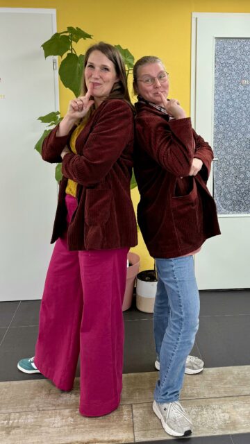 Partners in crime: cursist R en ik gaan graag op de foto in onze matchende jasjes! 😍 Ik maakte de #puntoblazer van @atelierscammit en R maakte de #jameelajacket van @sewing.masin, allebei in de corduroy Rust van @atelierbrunette 

De stof en het patroon van de Punto blazer vind je in de webwinkel van Studio Dotter!

#onlinenaailes #onlinenaaicursus #naailes #naaicursus #leernaaien #learntosew #naaienvoorbeginners #naaienvoorgevorderden #oplesbijstudiodotter #teamstudiodotter #sewing #naaienisleuk #hobby #creative #creatief #sewover30 #sewover40 #sewover50 #sewover60 #sewsewsew #sewingaddict  #iwearwhatisew #isewmyownclothes #isewwhatiwear #bernina #naaitip #sewingtip #sewingtutorial