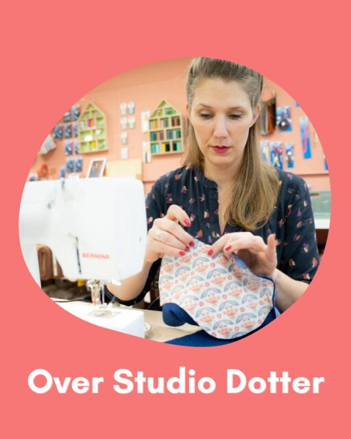 Welkom bij Studio Dotter! Ik ben Merel, kind van de jaren tachtig en eigenaar van een Modevakschool bij Deventer. Ooit behaalde ik twee Masterdiploma's en kwam ik als eerstegraads docent Engels voor de klas te staan, maar echt helemaal uit mijn dak ging ik daar niet van. 

Mijn jeugdherinneringen bestaan voor een groot deel uit naaien en mijn afkeer daarvan (mijn moeder heeft ook een Modevakschool, al de moeders van mijn klasgenoten zaten bij haar op naailes en ik vond ALLES daaraan stom 🫣), maar blijkbaar kruipt het bloed toch waar het niet gaan kan en zegde ik in 2018 mijn baan aan een hogeschool op om fulltime een ander soort docent te zijn: naai-juf! Bij mij in de studio volg je niet alleen hobbylessen, van mij of één van de 7(!) andere juffen, maar kun je ook een @danckaertsmodevakscholen opleiding tot Costumière, Coupeuse en Docent volgen. 

Naast dat alles ben ik ook nog eens moeder van 3 kinderen, baasje van 1 hond en vrouw van Willem, die tevens Chef Technische Dienst is in de Studio. 

Dotter is trouwens Zweeds voor dochter, want zonder mijn moeder, noch mijn eigen dochter, voor wie ik begon kleertjes te naaien, had jij dit nu niet gelezen... ☺️ 

#onlinenaailes #onlinenaaicursus #naailes #naaicursus #oplesbijstudiodotter #teamstudiodotter #naaien #naaienisleuk #naaieniship #zelfmaakmode #zelfmaakgeluk #memade #memadewardrobe #sewing #sewsewsew #sewingclasses #naaitip #naaitutorial #sewingtutorial #sewingismytherapy #sewsewsew #sysysy #naaienvoorbeginners #naaienvoorgevorderden #hobby #creatief #stoffenvanstudiodotter #heelnederlandnaait #iwearwhatisew #sewinginspiration