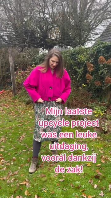 Het allerlastigste onderdeel van de roze jas upcyclen was de zak: het liefst start je een project met een zak, omdat je stof dan nog plat is en er geen aanhangende onderdelen in de weg kunnen zitten. Bij dit project ging dat natuurlijk niet, dus was het een kwestie van tandjes op elkaar 😜

Wil jij ook wel zo’n zak kunnen maken? Ik leer je graag hoe je deze strookzak maakt in de online cursus Naai een Strookzak!

#onlinenaailes #onlinenaaicursus #naailes #naaicursus #leernaaien #learntosew #naaienvoorbeginners #naaienvoorgevorderden #oplesbijstudiodotter #teamstudiodotter #sewing #naaienisleuk #hobby #creative #creatief #sewover30 #sewover40 #sewsewsew #sewingaddict  #iwearwhatisew #isewmyownclothes #isewwhatiwear #naaitip #sewingtip #sewingtutorial
#upcycle #recycle #nowaste #recycle#sewingproject