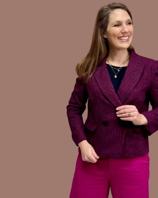 Ruim klaar voor de kerst: mijn @marfyfashionpatterns 3040 blazer (ja joh, zoek die maar eens op!), in de prachtige wol mix Fuchsia Lines van @atelierjupe (en die vind je nog in de webwinkel van Studio Dotter). Zal ik er nog een broek bij maken? 🤭

Naast deze mooie stof vind je in de webwinkel ook naaipatronen voor blazers èn de korte online naaicursus Naai een Reverskraag, waarbij ik je help om ook zo’n mooi jasje te gaan maken 💪

En vergeet je de december actie niet? Bij elke meter stof krijg je een klos naaigaren kado! 😍

#sewing #naaienisleuk #hobby #creative #creatief