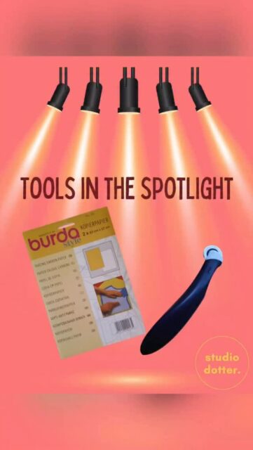 Ik zweer erbij: kleermakerscarbonpapier en een radeerwieltje. Geen gezeik met loshangende rijgdraden of lompe krijtjes met scheve coupenaden of zakken als resultaat… Kijk je even mee?

#naaimachine #naaienvoorbeginners #naaienvoorgevorderden #hobby #creatief
