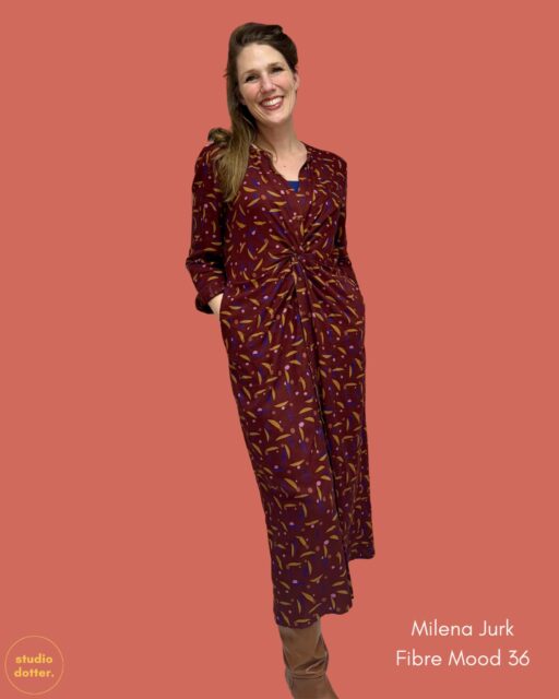 Eerder deze week liet ik je deze #milenafibremood al in actie zien; ik ben fan! De jurk heeft een prachtige lengte en een ronduit flatterende fit. Maken, mensen! En dan raad ik je natuurlijk ook deze prachtige viscose crèpe van @atelierbrunette aan om dat mee te doen; verkrijgbaar in twee echt goede kleuren: Rust en Ivy Green. 

Je vind ze allebei in de webwinkel; voor het patroon moet je @fibremood nr 36 gaan kopen ☺️

#viscosecrepe #iwearwhatisew #instasew #stoffenwinkel