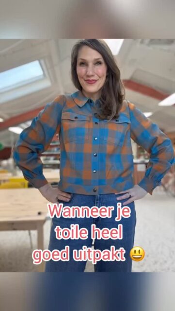 Nog een paar puntjes op de i en dan maak ik ‘m nog een keertje! Dit jasje ontwierp ik zelf, geïnspireerd door een van de opdrachten die de Costumières die bij mij de modevakopleiding volgen als huiswerk tekenden. Als je zelf een patroon tekent, is het zelden in één keer 100% goed, dus een toile is dan geen slecht idee. En een #wearabletoile al helemaal niet 😄
@danckaertsmodevakscholen #costumiere #modevakopleiding