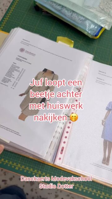 Aan de bak met het huiswerk van de leerlingen van de modevakopleiding. Die slimmerds proberen vaak twee vliegen in één klap te slaan: huiwerk maken èn wat ze leren gelijk toepassen op kledingstukken voor zichzelf.💪

Ik draag: de blouse La Chemise in de stof Poppy Tangerine, beiden van @atelierbrunette en beiden nog te vinden in mijn webwinkel.

@danckaertsmodevakscholen #modevakopleiding #sewlikeapro #coupeuse