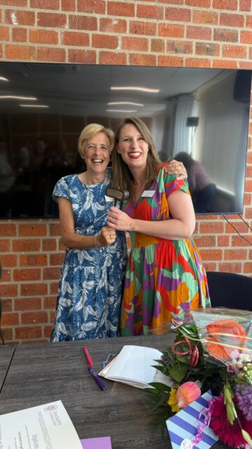 Vandaag heb ik op de algemene ledenvergadering van @danckaertsmodevakscholen de voorzittershamer van @modeatelieriamcouture overgenomen. Dank je wel Ingrid, voor 9 jaar hart en ziel! 

#voorzitter #modevakschool #danckaertsmodevakscholen