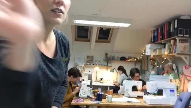 Gewoon een avondje werken, maar toch is dit mij een dierbaar filmpje. Het moet een jaar of 9 geleden zijn geweest; naailes bij mij op mijn zolder, nog voor ik mijn baan opzegde en een mooie grote ruimte ging huren. Die 4 dames (wie herkent zichzelf??) die toen al alle vertrouwen in mij hadden, de knusheid die er vanaf spat, de wetenschap nu dat dit het begin was van iets moois. 🥲

#naailes #naaicursus #naaienvoorbeginners #kinderkleding