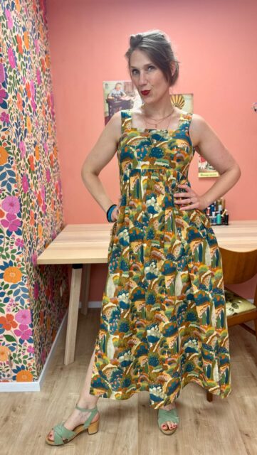 Kaiko! Heerlijk zomerjurkje dit, naar het patroon van @notches_patterns, in de stof Landscape van @atelierjupe Ik deed een paar relatief simpele aanpassingen om de pasvorm echt 👌spot on te krijgen en daar schreef ik een blog over. Lees je mee? Je vindt m via de link in mijn profiel.

Patroon en stof vind je in de webwinkel.
#kaikonotches #pasvorm #stoffenwinkel #naailes