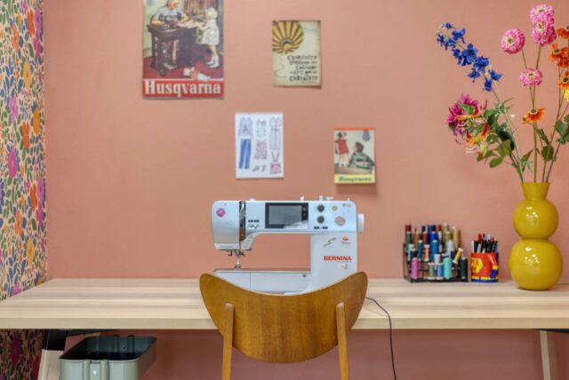 De afgelopen weken heb ik je meegenomen terug in de tijd. Studio Dotter bestaat 10 jaar en ik liet je zien hoe het begon en waar we nu staan. Mijn huidige studio bestaat uit twee lesruimtes èn een aparte plek om de online cursussen op te nemen; echt idealer dan dit wordt het niet... 🤩

#naaistudio #naailes #naaicursus #naaienvoorgevorderden
