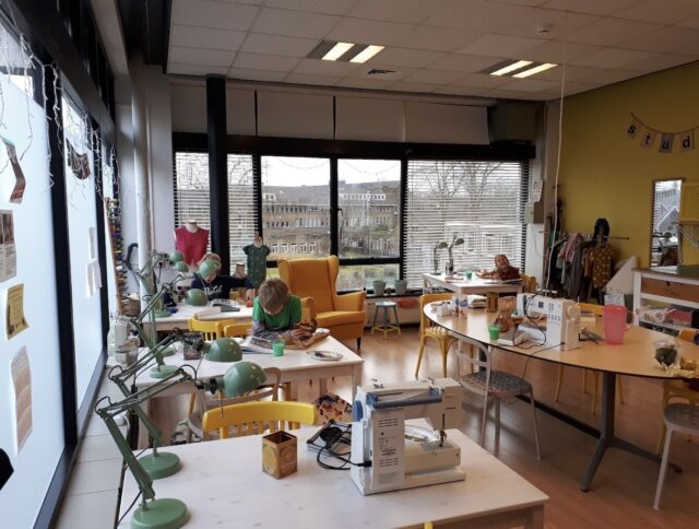 Dit is Studio Dotter anno 2018.  De naailessen die ik in 2016 startte bij mij op zolder sloegen aan. Zo goed, dat ik voorzichtig mijn vleugels uit wilde gaan slaan: die baan op de hogeschool zegde ik op en ik huurde een ruimte in de stad. Ook had ik inmiddels mijn diploma Coupeuse Kostuum- en Mantelvak bij @danckaertsmodevakscholen  behaald. Fulltime naailes geven dus!

In het begin was het sappelen, maar de groepen groeiden gestaag, het woord verspreidde zich en al vrij snel kwamen cursisten van heinde en verre, gaf ik les aan 8 volle groepen per week en bouwde ik de webwinkel op, terwijl ik zelf mijn opleiding vervolgde. 

#naailes #naaicursus #deventer #modevakopleiding