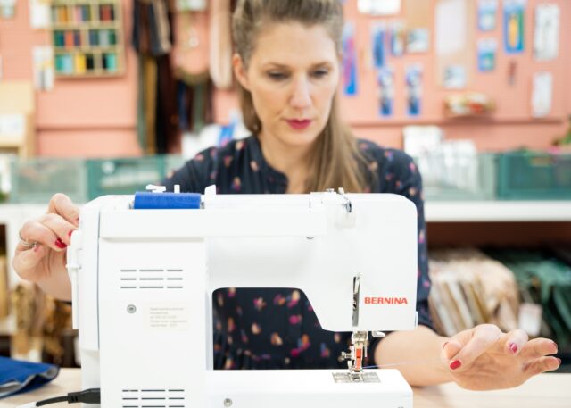 Geloof het of niet, maar er is nog plek vrij in de naaicursus die volgende week start! Wil jij dus wel leren naaien in de studio? Pak je kans en kom op dinsdagochtend 13 weken onder deskundige begeleiding van docent Heleen je eigen kleding maken.

Lees meer over de cursus via de link in de foto en boek je plekje.

#deventer #bathmen #naailes #naaicursus