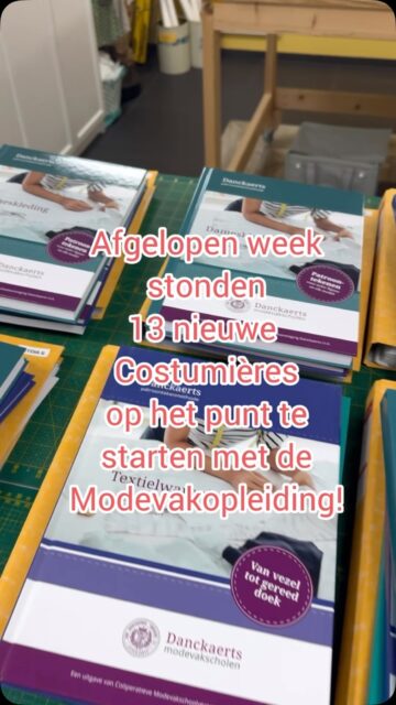 Hatsekidee; 13 nieuwe leerlingen die aan de start staan van een heerlijk en leerzaam avontuur!
@danckaertsmodevakscholen #naaienvoorgevorderden #fashiondesign #costumiere